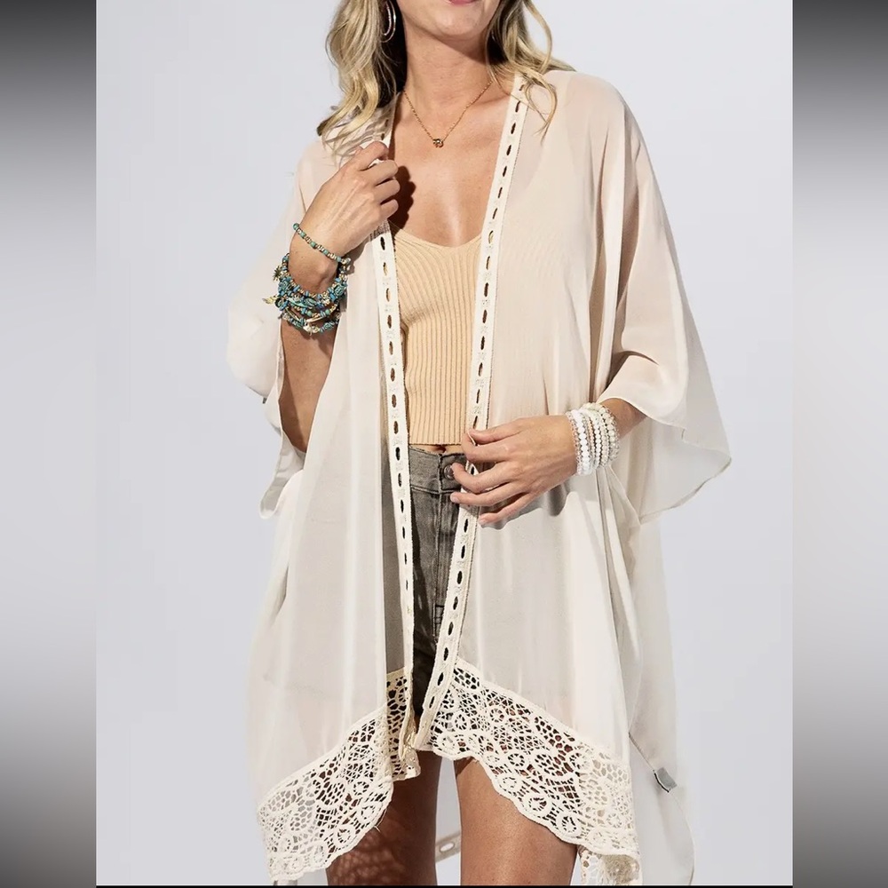 1039. Chic Ivory with Lace Trim Kimono